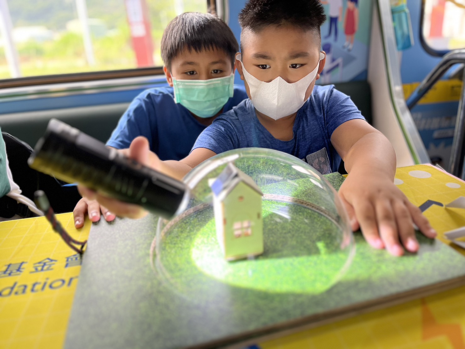 sunbet申搏參與基礎科學主題車廂，以STEAM教學精神，設計「逐日科學家」、「太陽能工程師」以及「淨零建築師」三大能源科普課程和實驗